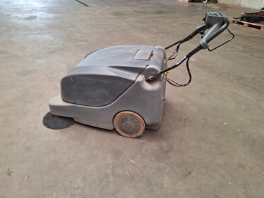 Kantoormeubilair & werkplaatsmateriaal