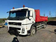 Online-Versteigerung Vrachtwagen, auto, grasmachine en klinkers